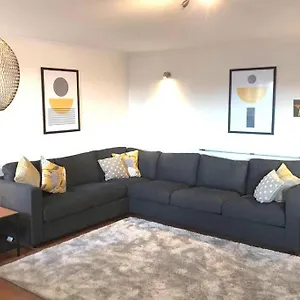 Apartment Waterfront Living In Leith With Free Parking!, Edinburgh
